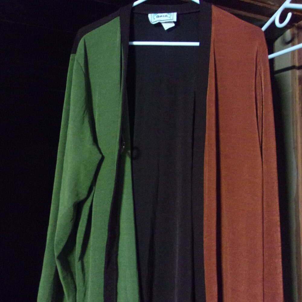 Attractive Basil Top one button w/hook in front beatiful colors size 14/16 women